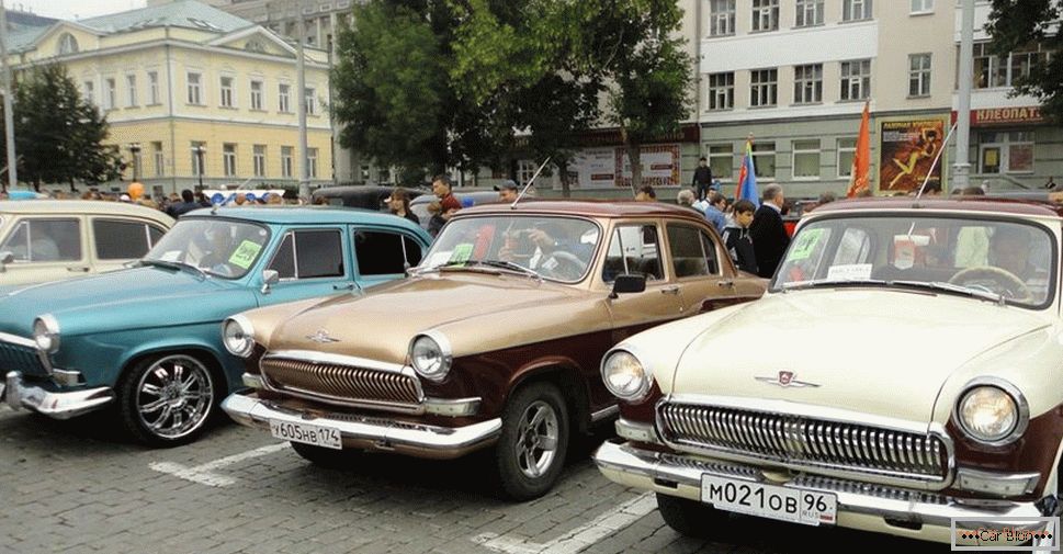 Wystawa retro samochodów w Jekaterynburgu