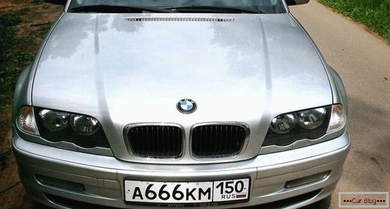 BMW 3 Series z tyłu E46 - numer diabła na numer