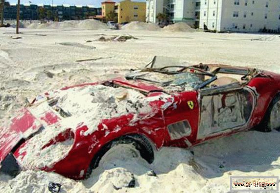 Ferrari 250 Spyder pokryty piaskiem