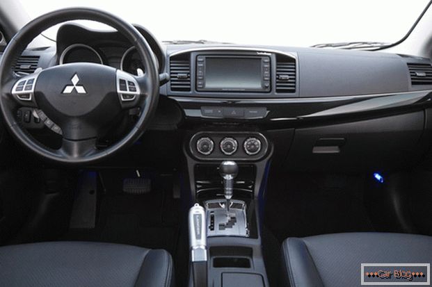 Samochód Lansjer Mitsubishi ma stylowe wnętrze z ergonomicznymi siedzeniami.