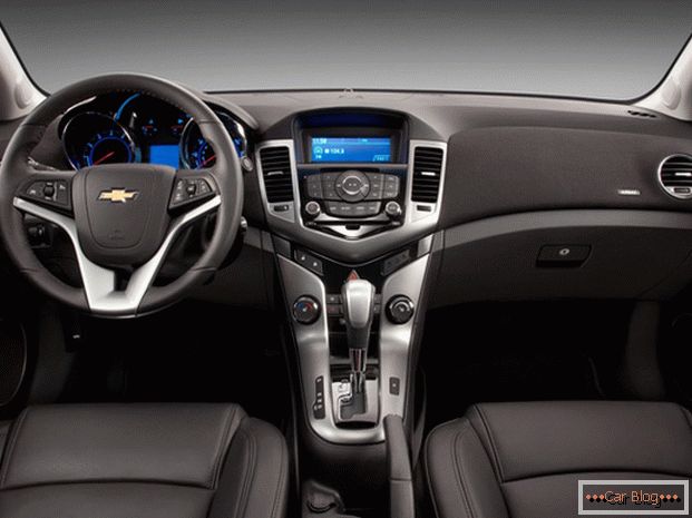 Wnętrze samochodu Chevroleta Cruze порадует владельца качеством отделочных материалом и спортивной стилистикой