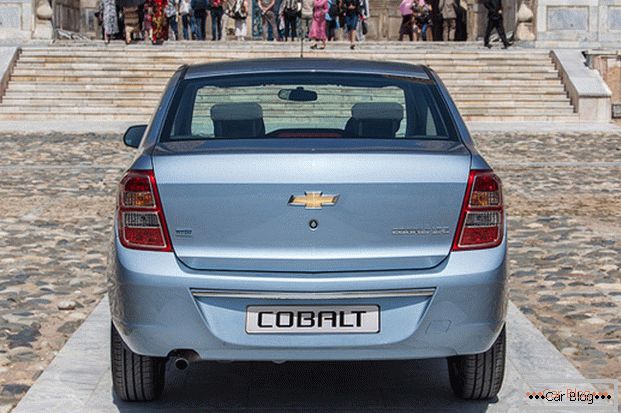 Samochód Chevrolet Cobalt: widok z tyłu