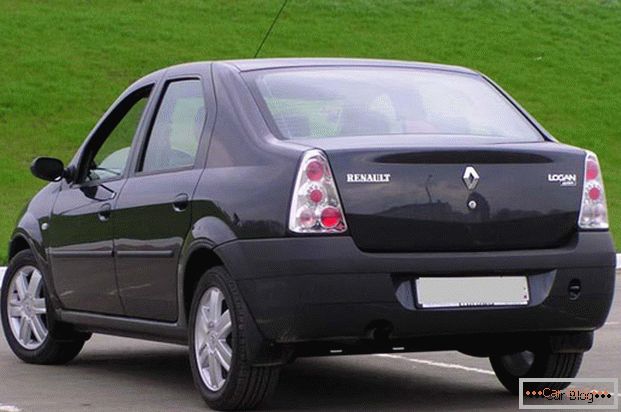 Samochód Renault Logan: widok z tyłu