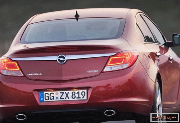 Samochód Opel Insignia: widok z tyłu