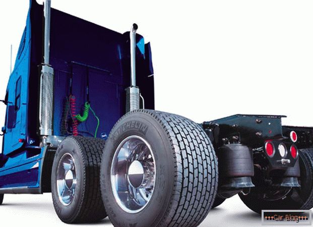 Opony na ciężarówce są pod dużym obciążeniem i dlatego muszą mieć dobre cechy jakościowe