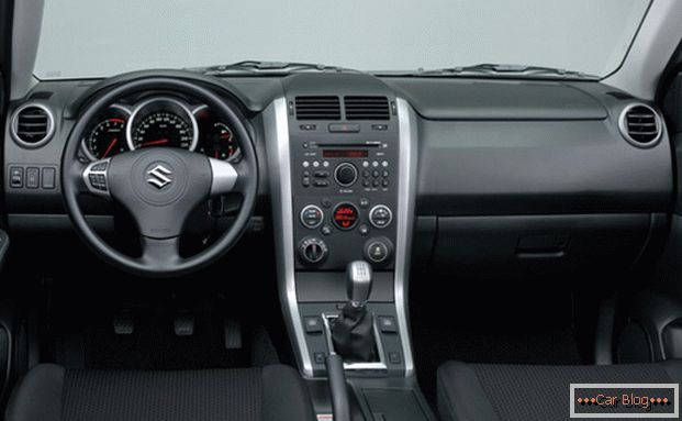 W kabinie samochodu Suzuki Grand Vitara