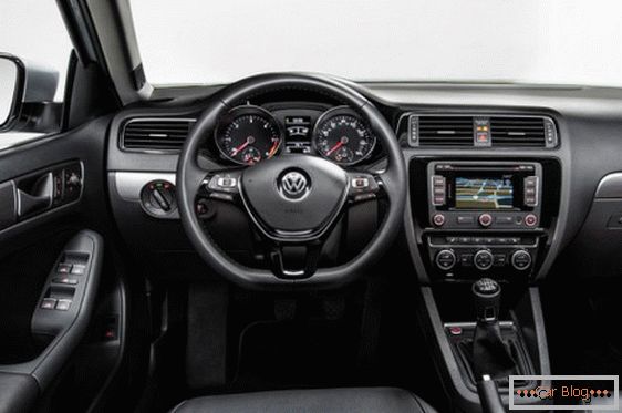 Salon samochodowy Volkswagen Jetta сочетает в себе простор и комфортабельность