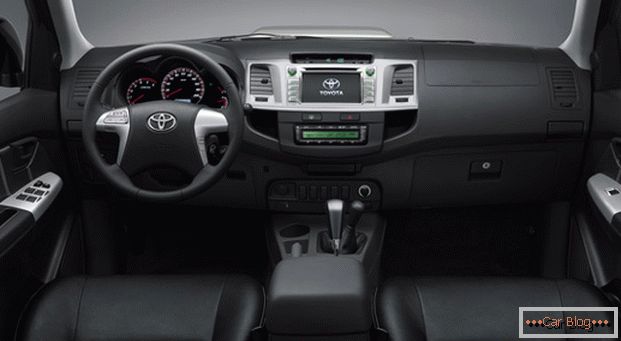Wnętrze автомобиля Toyota Hajluks не может похвастаться качеством отделки, но комфорт в салоне на высшем уровне