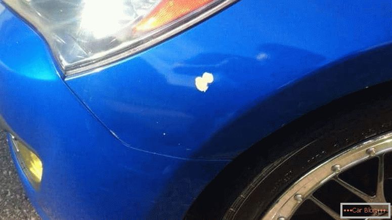 Drobne uszkodzenia lakieru samochodu są eliminowane przez lokalne malowanie.