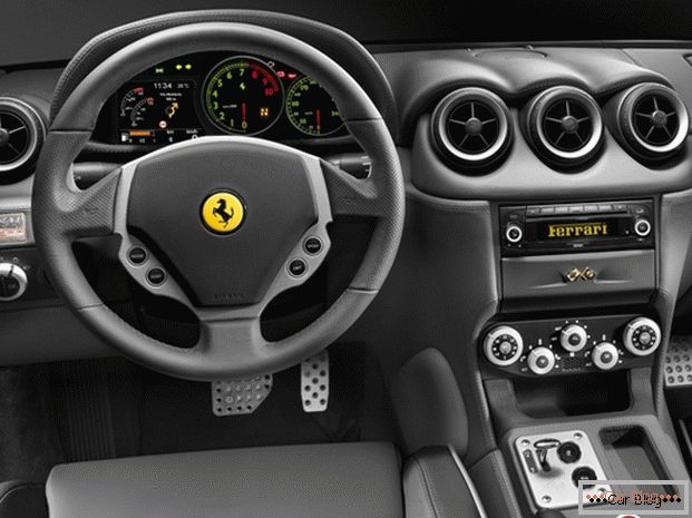 Bose Media System w samochodzie Ferrari