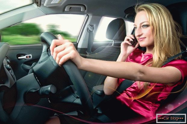 Korzystanie z telefonu podczas jazdy jest surowo zabronione.