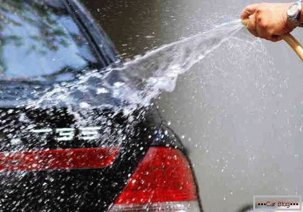 Mycie samochodu wodą