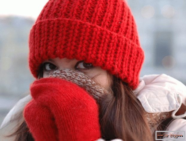 Jeśli utkniesz w zimie w zawieszonym samochodzie - ubierz się ciepło