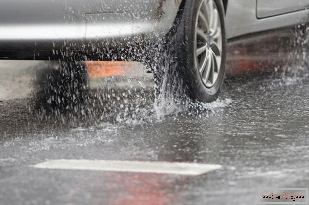Niewłaściwa jazda w deszczu zwiększa zużycie paliwa