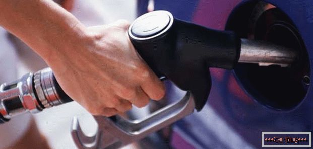 napełnić paliwem zalecanym przez producenta samochodu