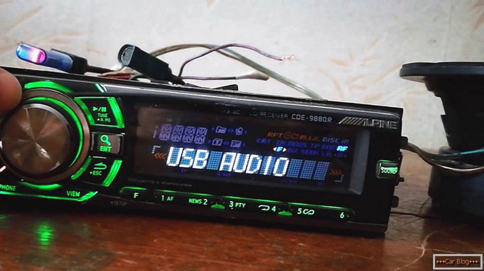Radio samochodowe z podświetlanymi przyciskami