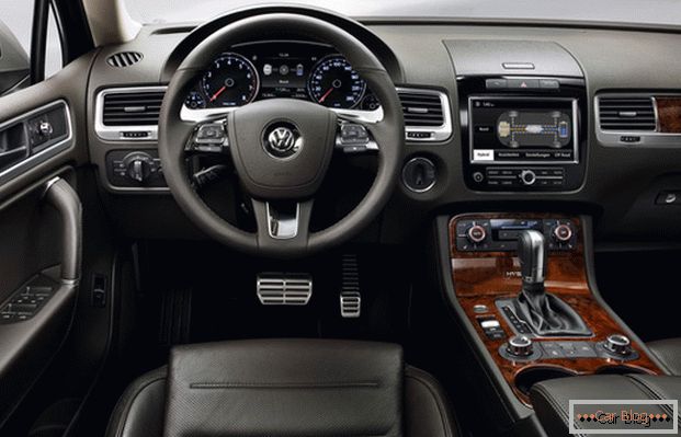 Volkswagen Touareg może pochwalić się drogim i eleganckim wnętrzem