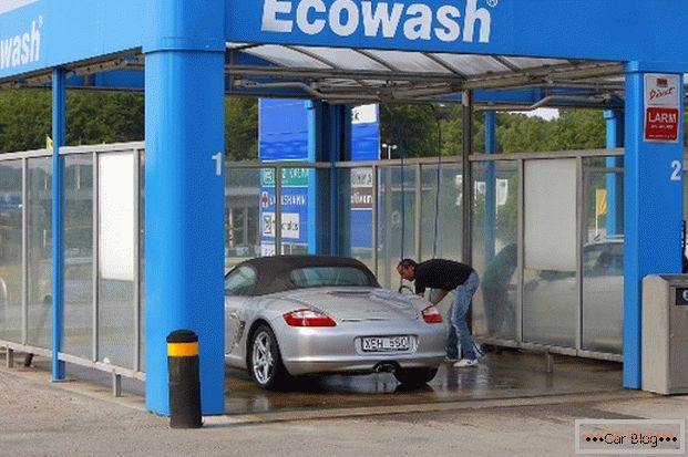 Włóż auto w samoobsługowej myjni
