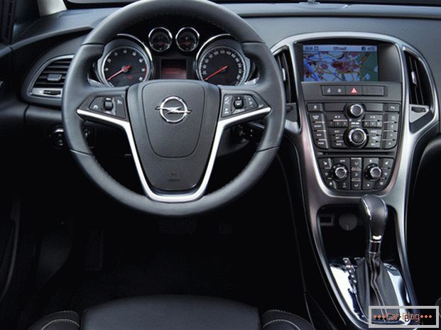W kabinie Opel Astra wszystko przemyślane jest w najdrobniejszych szczegółach