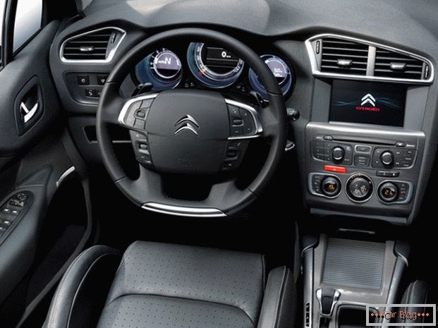 Wnętrze samochodu Citroen C4 charakteryzuje się obecnością deski rozdzielczej z ciekłym kryształem