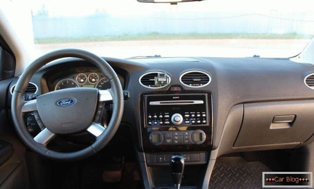 W kabinie samochodu Ford Focus