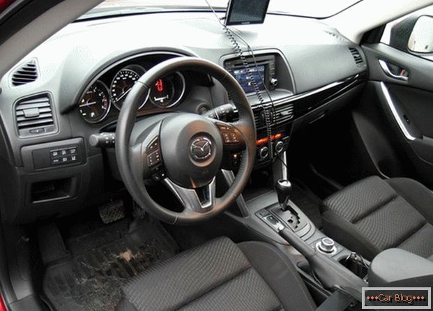 Samochód Mazda CX-5, несмотря на эффектную внешность, имеет довольно невзрачный салон