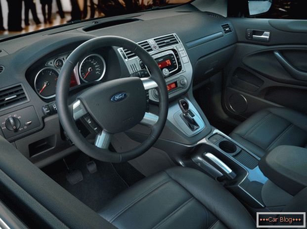 Wnętrze samochodu Forda Kuga наоборот более презентабелен в отличии от внешности автомобиля