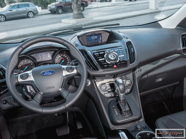 Ford Kuga może się poszczycić obecnością egzotycznych elementów w kabinie