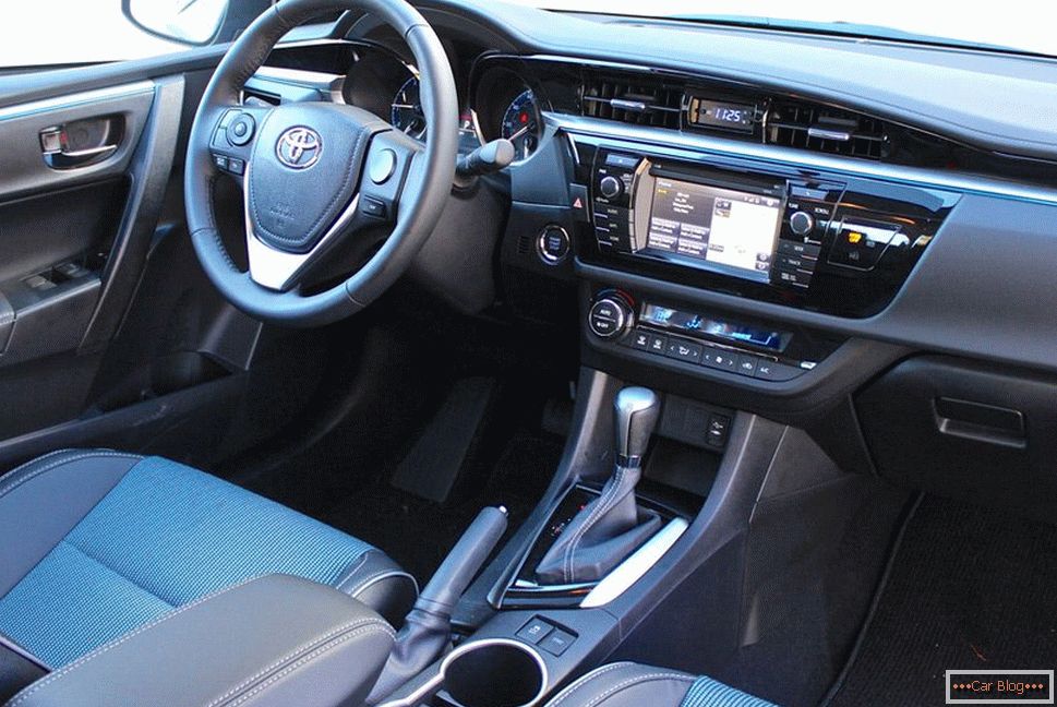 W kabinie samochodu Toyota Corolla