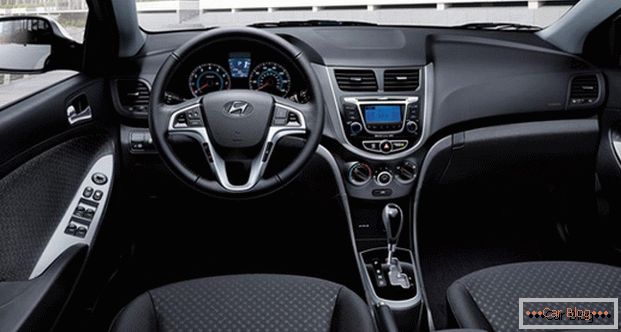 Wewnątrz Hyundai Accent гораздо больше современных элементов