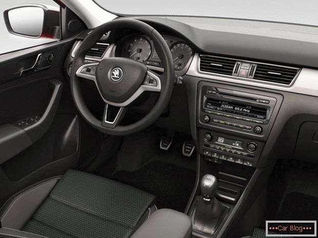Wnętrze samochodu Skoda Rapid jest wyposażone we wszystko, co niezbędne do komfortowego podróżowania.