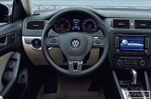 Salon Volkswagen Jetta zachwyci Cię jakością wykończenia i wygodnymi sterowaniami