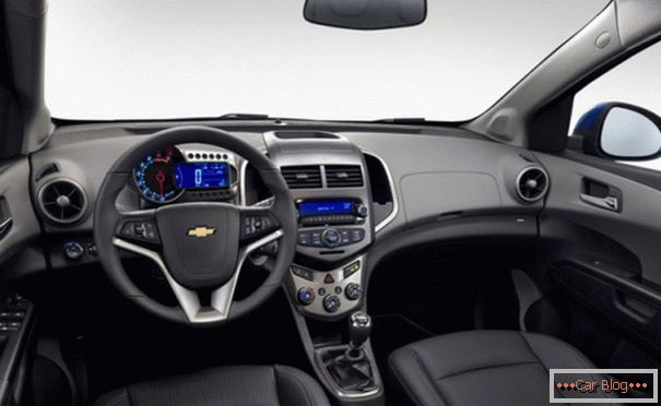 Wnętrze samochodu Chevroleta Aveo - skromne i gustowne