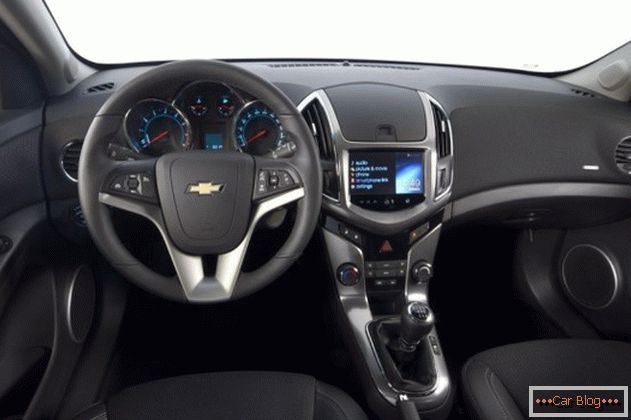 Wnętrze samochodu Chevrolet Cruze słynie z komfortu i niezawodności