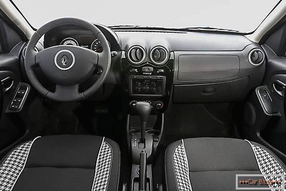 Wady w konstrukcji kabiny Renault Sandero są kompensowane przez praktyczność i komfort.