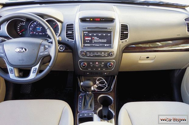W kabinie samochodu Kia Sorento zapewnia podgrzewane tylne siedzenia