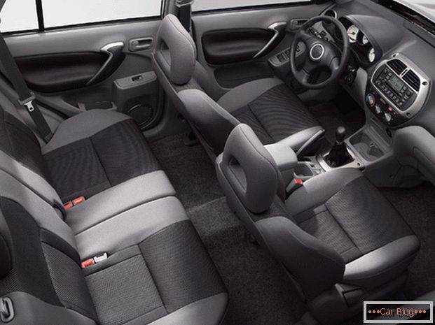 W samochodzie Toyota Rav4 oczekujesz wygodnych foteli i zaokrąglonych części