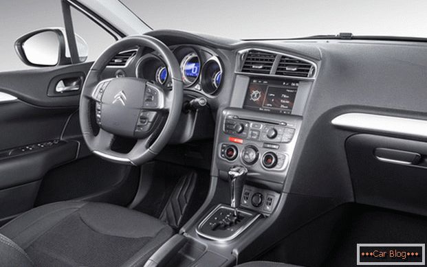 Wysokiej jakości materiały i miękkie tworzywo - to zadowoli wnętrza samochodu Citroen C4