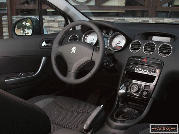 W kabinie Peugeot 408 вы найдёте всё, что необходимо для комфортной поездки