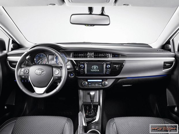 Wnętrze samochodu Toyota Corolla kompensuje niedociągnięcia w widoku sprężyny dzięki komfortowi za kierownicą