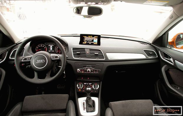 Samochód Audi Q3: салон
