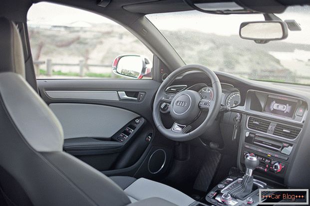 Salon samochodowy Audi A4