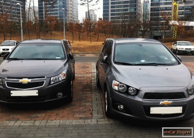 Samochody z tyłu hatchbacka Chevroleta Aveo i Chevroleta Cruze - co wybrać?