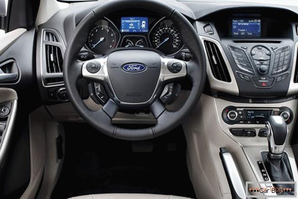 Wnętrze samochodu Ford Focus można porównać do kabiny samolotu