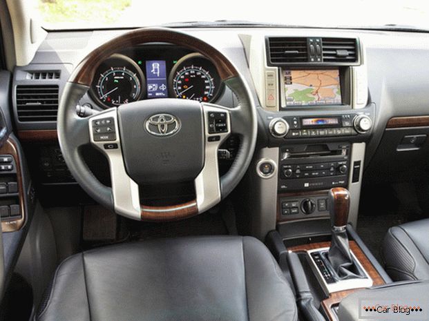Salon samochodowy Toyota Land Cruiser Prado отличается наличием прямых линий