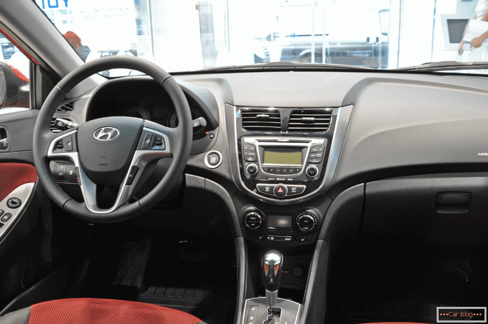Wnętrze samochodu Hyundai Solaris