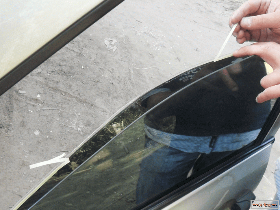 Instalowanie odpinanych zabarwiania na szybie samochodu