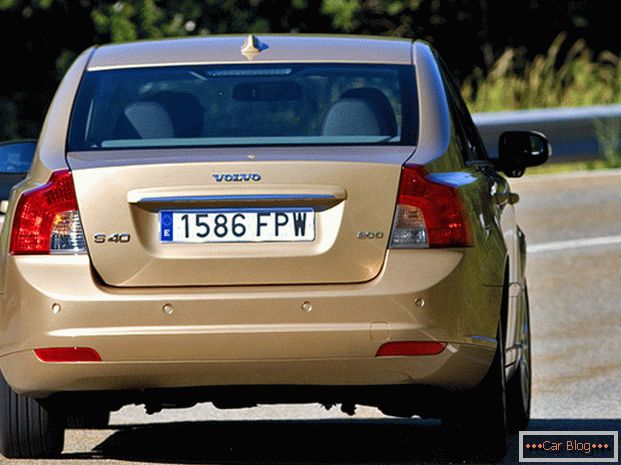Samochód Volvo S40: widok z tyłu