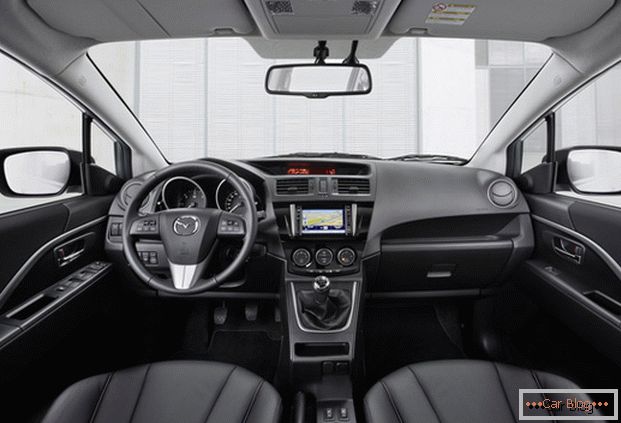 W kabinie samochodu Mazda CX-5