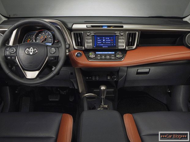 W kabinie samochodu Toyota RAV4